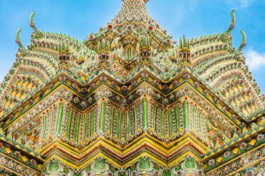 Wat Pho Tapınağı 'nın karmaşık ön cepheleri Bangkok, Tayland, Asya' daki çiçek desenleri ve geometrik tasarımlarla süsledi. Yaslanmış Buda 'nın Tapınağı. Popüler turizm simgesi.