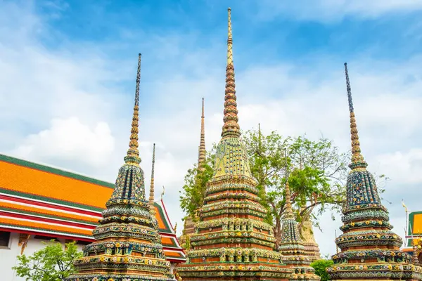 Tayland 'ın Wat Pho Tapınağı Kompleksi' nde Tayland 'da geleneksel Budist mimarisi ile birlikte. Yaslanmış Buda 'nın Tapınağı. Popüler turizm simgesi.