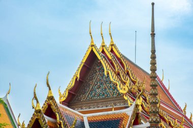 Tayland, Asya 'da geleneksel Tayland Budist mimarisi ile Bangkok' taki Wat Pho Tapınağı Kompleksi 'nin çatısında. Yaslanmış Buda 'nın Tapınağı. Popüler turizm simgesi.