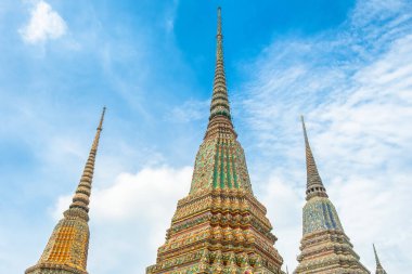 Tayland, Bangkok 'taki Wat Pho Tapınağı Kompleksi' nde Tayland Stupas. Geleneksel Budist mimarisi, Asya. Yaslanmış Buda 'nın Tapınağı. Popüler seyahat simgesi.