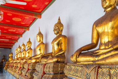 Bangkok, Tayland, Asya 'da Wat Pho Tapınağı Kompleksindeki altın Buda heykelleri. Yaslanmış Buda 'nın Tapınağı. Dikey oryantasyon. Popüler turizm simgesi.