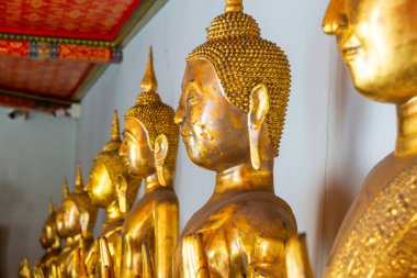 Bangkok, Tayland, Asya 'daki Wat Pho Tapınağı kompleksindeki altın Buda heykeli. Yaslanmış Buda 'nın Tapınağı. Popüler turizm simgesi.