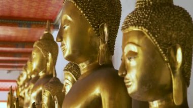 Bangkok, Tayland, Asya 'daki Wat Pho Tapınağı kompleksindeki altın Buda heykeli. Yaslanmış Buda 'nın Tapınağı. Popüler turizm simgesi.