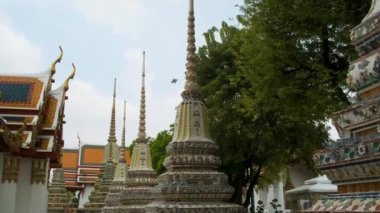 Tayland 'ın Wat Pho Tapınağı Kompleksi' nde Tayland 'da geleneksel Budist mimarisi ile birlikte. Yaslanmış Buda 'nın Tapınağı. Popüler turizm simgesi.