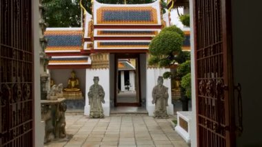Geleneksel heykeller, altın Buda figürleri ve avluda canlı çatı mimarisi olan Wat Pho Tapınağı Kompleksi girişi, Bangkok, Tayland, Asya. Yaslanmış Buda 'nın Tapınağı. Popüler