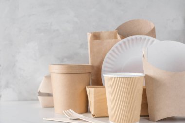 Çevre dostu, tek kullanımlık, bambu ahşap ve kraft kağıdından yapılmış yemek takımı. Bardaklar, çatal bıçak takımı ve yiyecek konteynırları sürdürülebilir teslimat için ve yemek servisi için. Sıfır atık, yeniden kullanılabilir