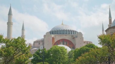 Ayasofya eski katedrali ve İstanbul, Türkiye 'deki yeşil bahçeler arasında bir Osmanlı camii. Popüler Müslüman turizm simgesi, Türkiye.