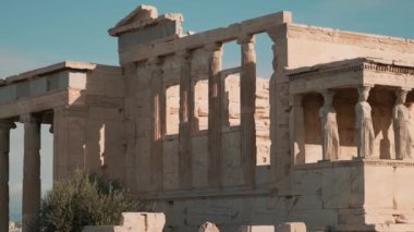 Yunanistan 'ın Akropolis kentindeki Erechtheion Tapınağı' nda bulunan Caryatids 'in sundurması. Erechtheum Yunanistan 'ın Athena Polias kentindeki antik bir Yunan İyonik tapınağıdır. Antika mimari. Popüler turistik dönüm noktası.