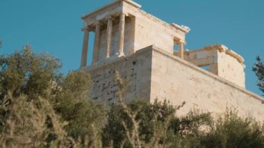 Akropolis 'teki tepede Athena Nike Tapınağı mavi gökyüzü, Atina, Yunanistan' a karşı. Akropolis 'teki tamamen iyonik tapınak. Antik Yunan mimarisi. Popüler seyahat ve turistik dönüm noktası.