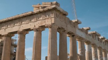 Atina, Yunanistan 'daki Akropolis' te mermer sütunlu Parthenon tapınağı. Antik Yunan mimarisi. Popüler seyahat ve turistik dönüm noktası.