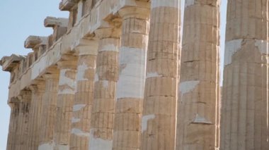 Yunanistan 'ın başkenti Atina' daki Akropolis 'te mermer sütunlu Parthenon tapınağı sütunları. Antik Yunan mimarisi. Popüler seyahat ve turistik dönüm noktası.