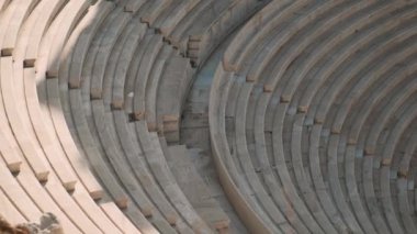 Yunanistan 'ın Akropolis kentindeki Atticus Kahramanı Odeon' un taş kesimindeki Roma tiyatrosuna yakın. Antik Yunan mimarisi. Popüler seyahat ve turistik dönüm noktası.