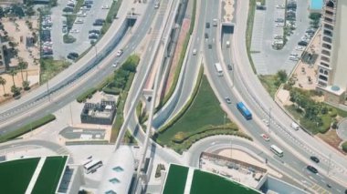 Dubai, BAE - 5 Mayıs 2024: Modern Arap şehrinde hava trafiği, BAE. Palm Jumeirah adasına giden çeşitli araba ve kamyonlarla dolu bir otoyol..