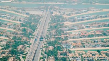 Arka planda lüks villaları ve Atlantis oteli olan Palm Jumeirah yapay adasının havadan görünüşü, Dubai, BAE.