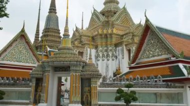Bangkok 'taki Wat Pho Tapınağı Kompleksi Tayland, Asya' da geleneksel Tayland Budist mimarisi. Yaslanan Buda Tapınağı 'ndan Phra Mondop. Popüler turizm simgesi.