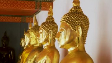 Bangkok, Tayland, Asya 'daki Wat Pho Tapınağı kompleksindeki altın Buda heykeli. Yaslanmış Buda 'nın Tapınağı. Popüler turizm simgesi.