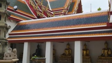Geleneksel heykeller, altın Buda figürleri, pagodalar ve canlı çatı mimarisi ile Wat Pho Tapınağı Kompleksinin avlusu, Bangkok şehri, Tayland, Asya. Yaslanmış Buda 'nın Tapınağı. Popüler