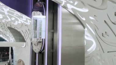 Dubai, BAE - 5 Mayıs 2024: Asansörlü Geleceğin Müzesi. Modern tavan tasarımı ve Arapça yazı kalıpları. Dubai şehrinde fütürist soyut mimari, Birleşik Arap