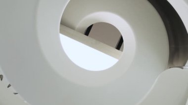 The Museum of the Future 'daki spiral merdiven, alt manzara. Modern iç tasarım. Dubai 'deki Birleşik Arap Emirlikleri' nin gelecekteki soyut mimarisi. Aşağıdan görüntüle.