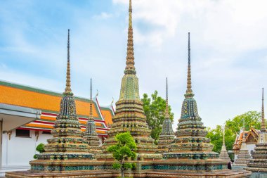 Tayland 'ın Wat Pho Tapınağı Kompleksi' nde Tayland 'da geleneksel Budist mimarisi ile birlikte. Yaslanmış Buda 'nın Tapınağı. Popüler turizm simgesi.