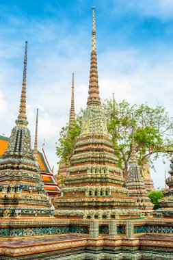 Tayland, Bangkok 'taki Wat Pho Tapınağı Kompleksi' nde Tayland Stupas. Geleneksel Budist mimarisi, Asya. Yaslanmış Buda 'nın Tapınağı. Dikey oryantasyon. Popüler seyahat simgesi.
