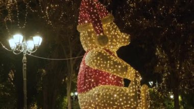 Yunanistan 'ın başkenti Atina' da, süslü ve aydınlatılmış orta kare Syntagma 'da gece vakti Noel ayısı. Kış tatili geçmişi.