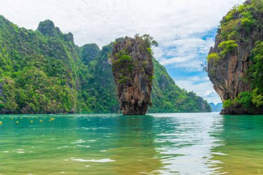 Tayland 'da Phuket yakınlarındaki James Bond adası. Tayland, Phang Nga Körfezi 'nde kaya oluşumları olan Khao Phing Kan adası. Asya 'da popüler seyahat ve turistik durak.