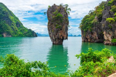 Tayland 'ın Phuket yakınlarındaki ünlü James Bond adası. Tayland, Phang Nga Körfezi 'nde kaya oluşumları olan Khao Phing Kan adası. Asya 'da popüler seyahat ve turistik durak.