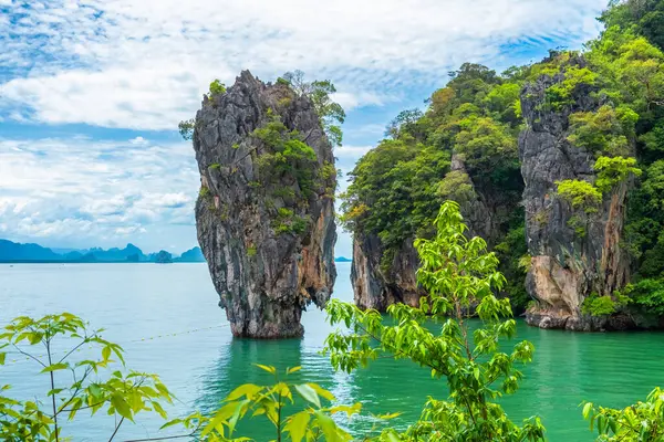 Tayland 'da Phuket yakınlarındaki James Bond adasında. Tayland, Phang Nga Körfezi 'ndeki Khao Phing Kan adası. Asya 'da popüler seyahat ve turistik durak.