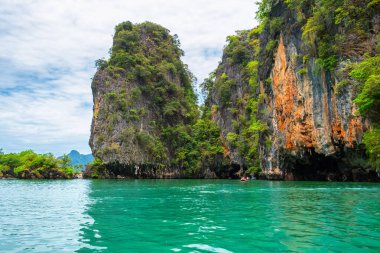 Tayland 'da Phuket yakınlarındaki Ko Hong adasında Thang Bok Khorani Milli Parkı' nda kaya oluşumları var. Asya 'da kış ve yaz tatillerinde popüler seyahat ve turistik tatil.