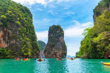 Ko Hong, Tayland. 25 Mayıs 2024: Tayland 'da Phuket yakınlarındaki Ko Hong adasında kayaların arasında yüzen turistler. Popüler seyahat ve yaz ve kış tatillerinde turistik yerler