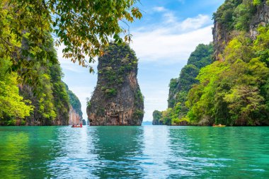 Tayland 'da Phuket yakınlarındaki Ko Hong adasında denizde kayalar. Bok Khorani Ulusal Parkı 'ndan. Asya 'da kış ve yaz tatillerinde popüler seyahat ve turistik tatil.