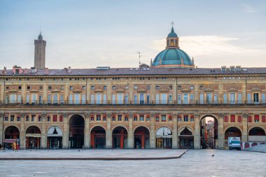 Bologna 'nın eski bir kasabası olan Emilia Romagna' daki Piazza Maggiore 'da. Palazzo dei Banchi' de kemerli Portikolar ve San Pietro Bazilikası 'nın Kubbesi' nde kimse yok. Avrupa 'da seyahat hedefi.