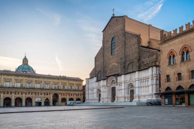 Piazza Maggiore, Emilia Romagna, İtalya 'lı Bologna eski kasabası. San Petronio Bazilikası, Palazzo dei Banchi ve San Pietro Bazilikası 'nın Kubbesi. Şehir meydanında güneş doğarken kimse yoktu. Seyahat