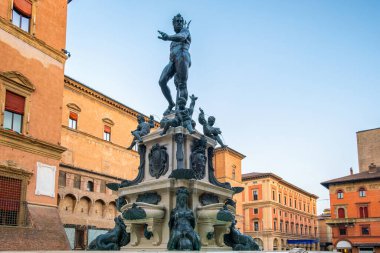 Fontana del Nettuno, Bologna 'daki Piazza del Nettuno, Emilia Romagna, İtalya. Renkli ortaçağ binalarına karşı bronz heykel Fontain of Neptün ile ana meydan Piazza Maggiore. Seyahat