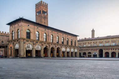 İtalya 'nın eski Bologna kenti Emilia Romagna' daki Piazza Maggiore 'da tarihi mimari, kemerli sütunlar ve gündoğumunda hiç kimseyle olmayan ikonik Palazzo del Podesta yer alıyor. Avrupa 'da seyahat hedefi.