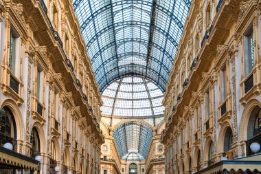Galleria Vittorio Emanuele II 'nin içi, İtalya, Milan' da. Büyük cam kubbesi ve Milano şehrindeki dekoratif detayları olan en eski İtalyan alışveriş merkezi neoklasik mimarisi. Popüler turistik