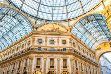 İtalya 'nın Milano kentinde bulunan Galleria Vittorio Emanuele II' nin süslü yüzü. Büyük cam kubbesi ve Milano şehrindeki dekoratif detayları olan en eski İtalyan alışveriş merkezi neoklasik mimarisi. Popüler turistik