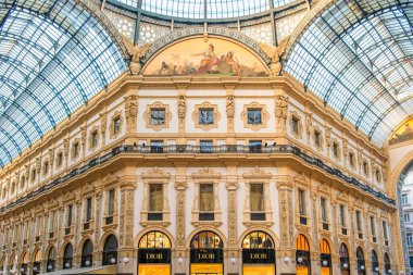 Milan, İtalya - 30 Ekim 2024: Milano, İtalya 'daki Galleria Vittorio Emanuele II. Büyük cam kubbesi ve Dior lüks mağazası olan en eski İtalyan alışveriş merkezi neoklasik mimarisi