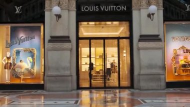 Milan, İtalya - 30 Ekim 2024: Louis Vuitton marka butik mağazası Galleria Vittorio Emanuele II 'de yeni koleksiyonu ile İtalya' nın Milano kentinde. Milano 'da lüks mağazası olan en eski İtalyan alışveriş merkezi.