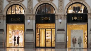 Milan, İtalya - 30 Ekim 2024: Galleria Vittorio Emanuele II 'de yeni koleksiyonu bulunan Dior Cephesi, İtalya. Milano 'da lüks bir markası olan en eski İtalyan alışveriş merkezi. Popüler