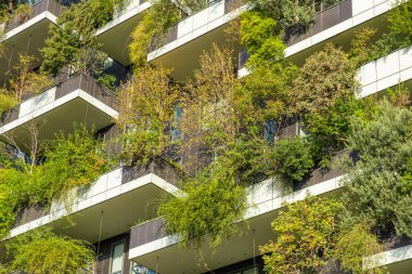 Yeşillik ve ağaçların modern mimari Milan, İtalya 'ya entegre olduğu dikey orman binası cephesini kapatın. Dikey bahçe ve peyzaj, yenilikçi mimari, kentsel