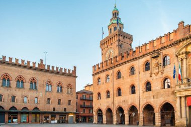 Piazza Maggiore, Emilia Romagna, İtalya 'da Palazzo dAccursio' lu Bologna eski kasabası. Gündoğumunda şehir meydanındaki kulede büyük saati olan belediye binasında kimse yoktu. Avrupa 'da seyahat hedefi.
