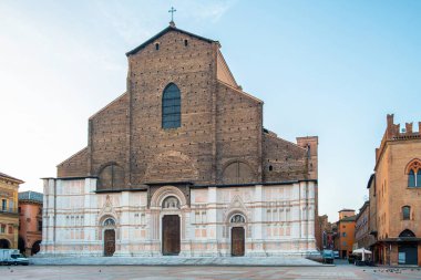 Piazza Maggiore, Emilia Romagna, İtalya 'lı Bologna eski kasabası. San Petronio Bazilikası. Gün doğumunda şehir meydanında kimse yok. Avrupa 'da seyahat hedefi.