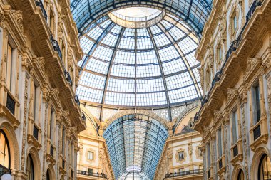 İtalya 'nın Milano kentinde bulunan Galleria Vittorio Emanuele II' nin süslü yüzü. Büyük cam kubbesi ve Milano şehrindeki dekoratif detayları olan en eski İtalyan alışveriş merkezi neoklasik mimarisi. Popüler turistik