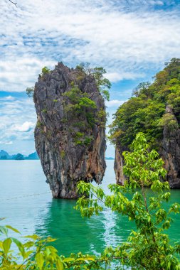 Tayland 'da Phuket yakınlarındaki James Bond adası. Tayland, Phang Nga Körfezi 'nde kaya oluşumları olan Khao Phing Kan adası. Dikey oryantasyon. Asya 'da popüler seyahat ve turistik durak.