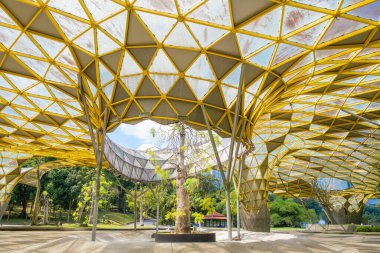 Perdana Botanik Bahçesi, Kuala Lumpur, Malezya Geometrik sarı yapılı, ortasında bir ağaç olan, Asya 'da açık bir park alanında doğa ve modern mimarinin bir karışımını oluşturan.