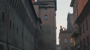 Piazza Maggiore, Emilia Romagna, İtalya 'da Palazzo dAccursio' lu Bologna eski kasabası. Gündoğumunda şehir meydanındaki kulede büyük saati olan belediye binasında kimse yoktu. Avrupa 'da seyahat hedefi.