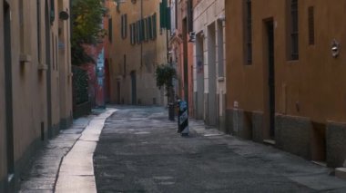 Ortaçağ dar sokaklarında güneş doğarken Bologna 'nın eski kasabası Emilia Romagna' da kimse yok. Avrupa 'da seyahat hedefi.