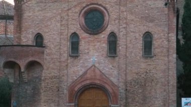 Santa Stefano Bazilikası, Bologna 'daki Piazza Sette Chiese, eski kasaba, Emilia Romagna, İtalya, gün doğumunda. Kapatın. Ortaçağ meydanında yedi kilise dini kompleksi. Avrupa 'da seyahat hedefi.